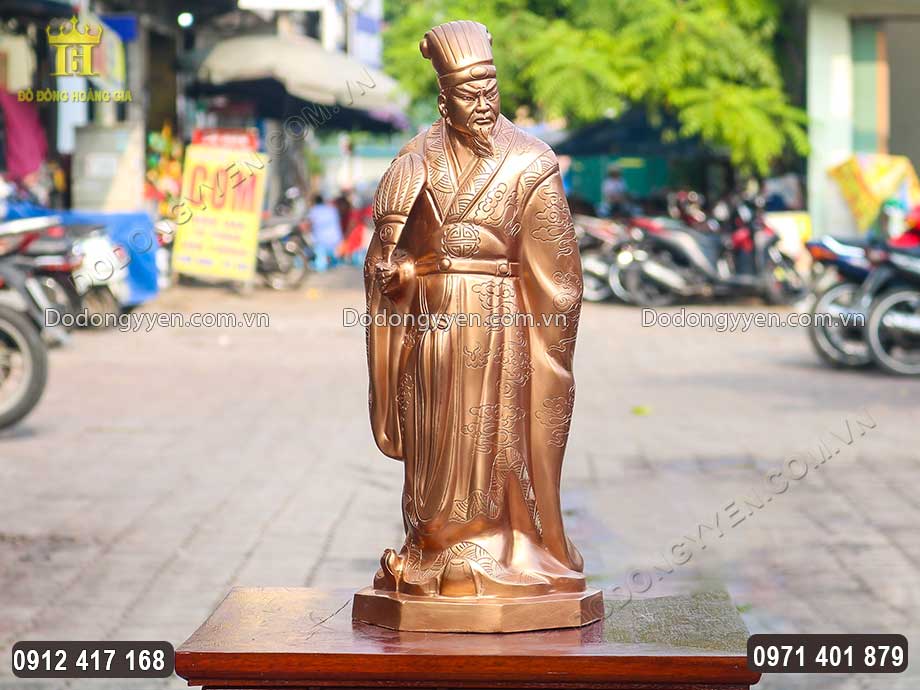 Từng họa tiết hoa văn tr&ecirc;n vật phẩm được c&aacute;c nghệ nh&acirc;n chạm khắc sắc n&eacute;t